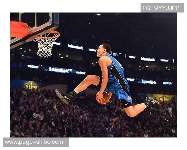 他以2米36的惊人高度轻松扣篮创下美国大学篮球历史新纪录